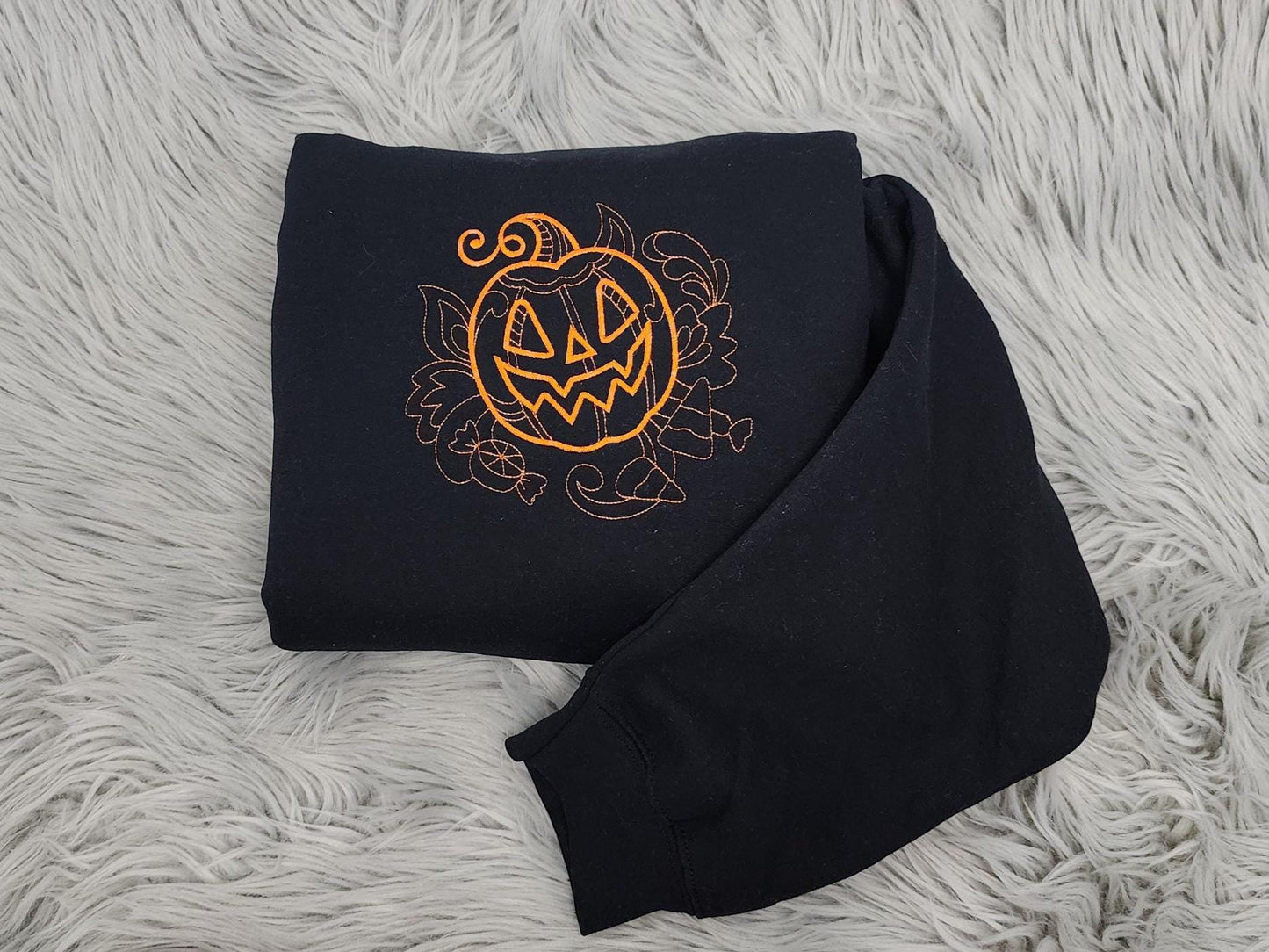 Embroidered Jack-O'-Lantern Halloween Crewneck Sweatshirt: Spooky Pumpkin Face